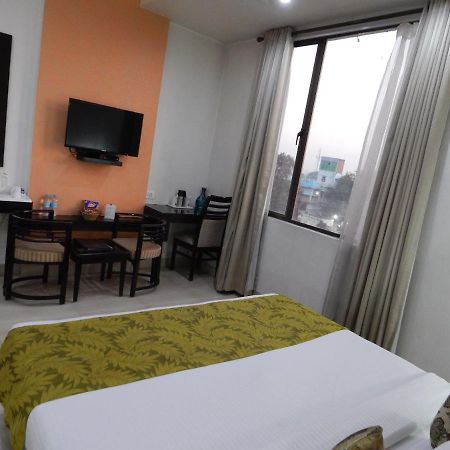 Hotel The Marque Mathura Esterno foto