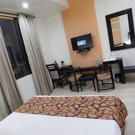 Hotel The Marque Mathura Esterno foto