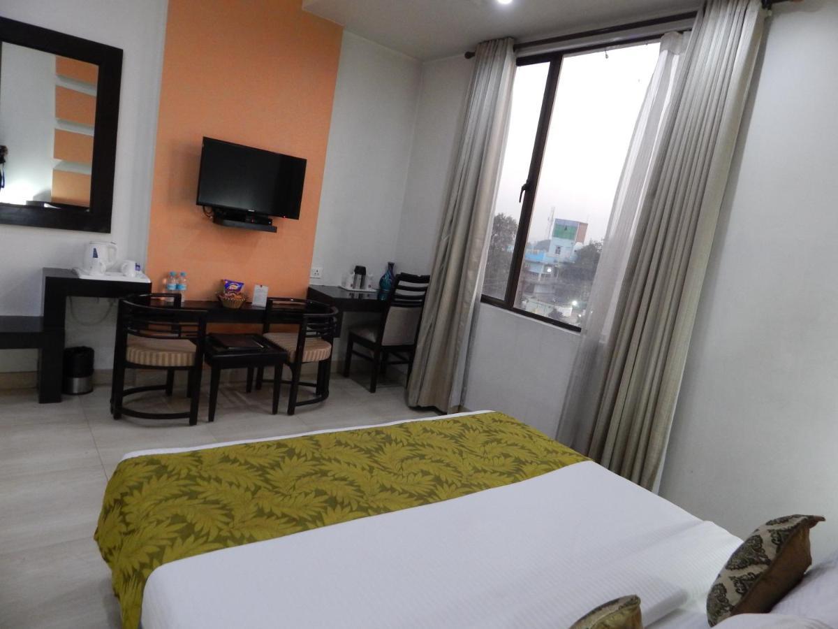 Hotel The Marque Mathura Esterno foto