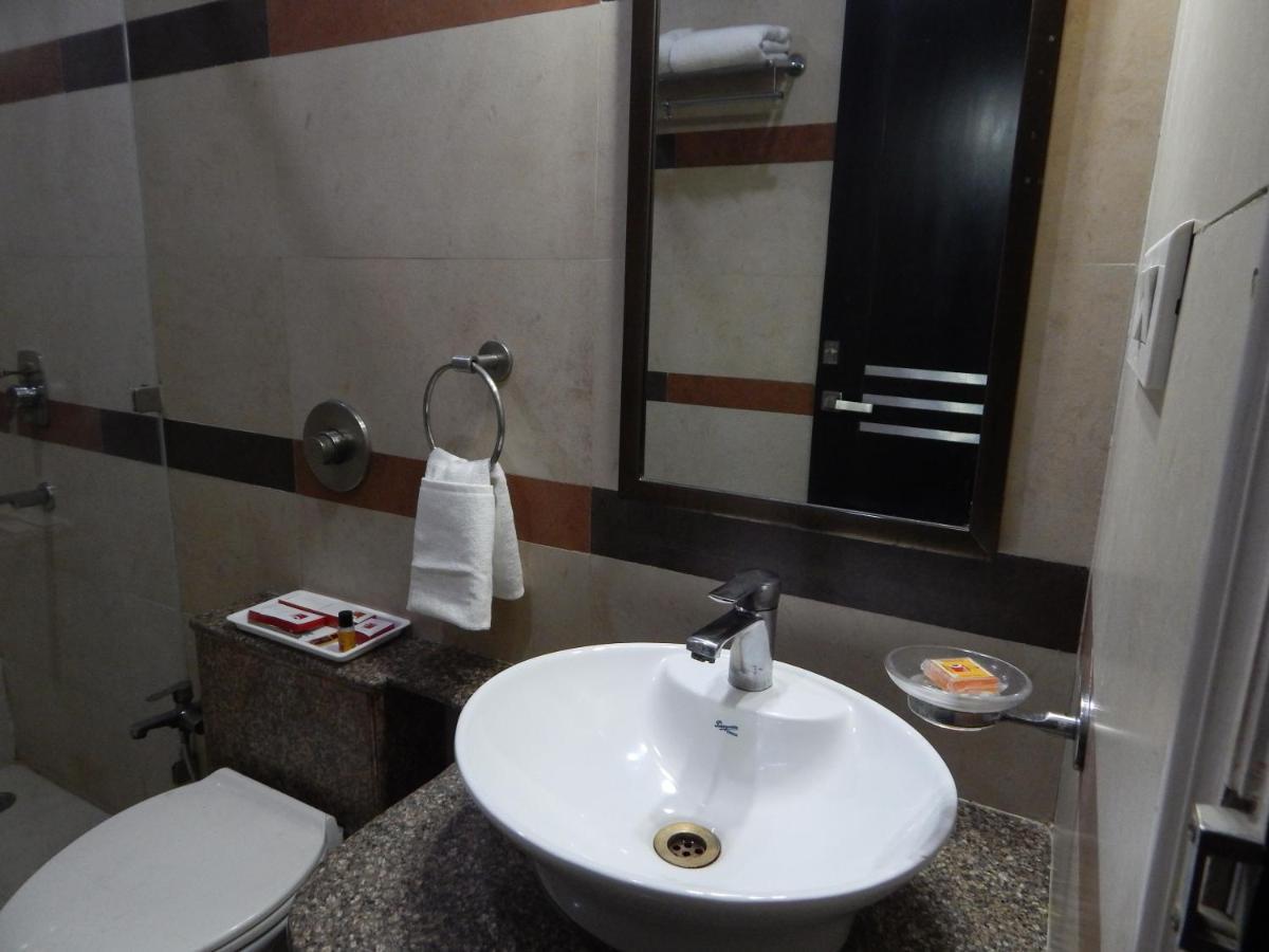 Hotel The Marque Mathura Esterno foto