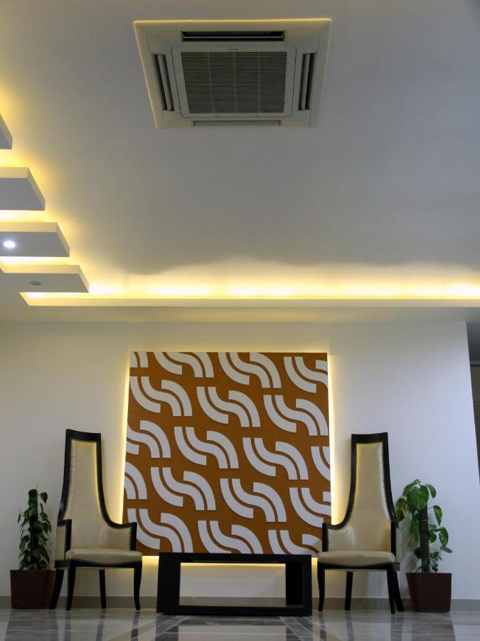 Hotel The Marque Mathura Esterno foto