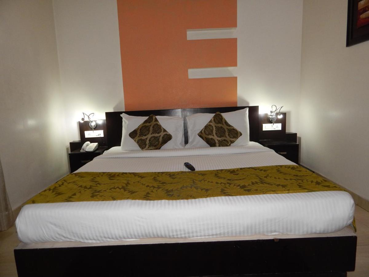 Hotel The Marque Mathura Esterno foto