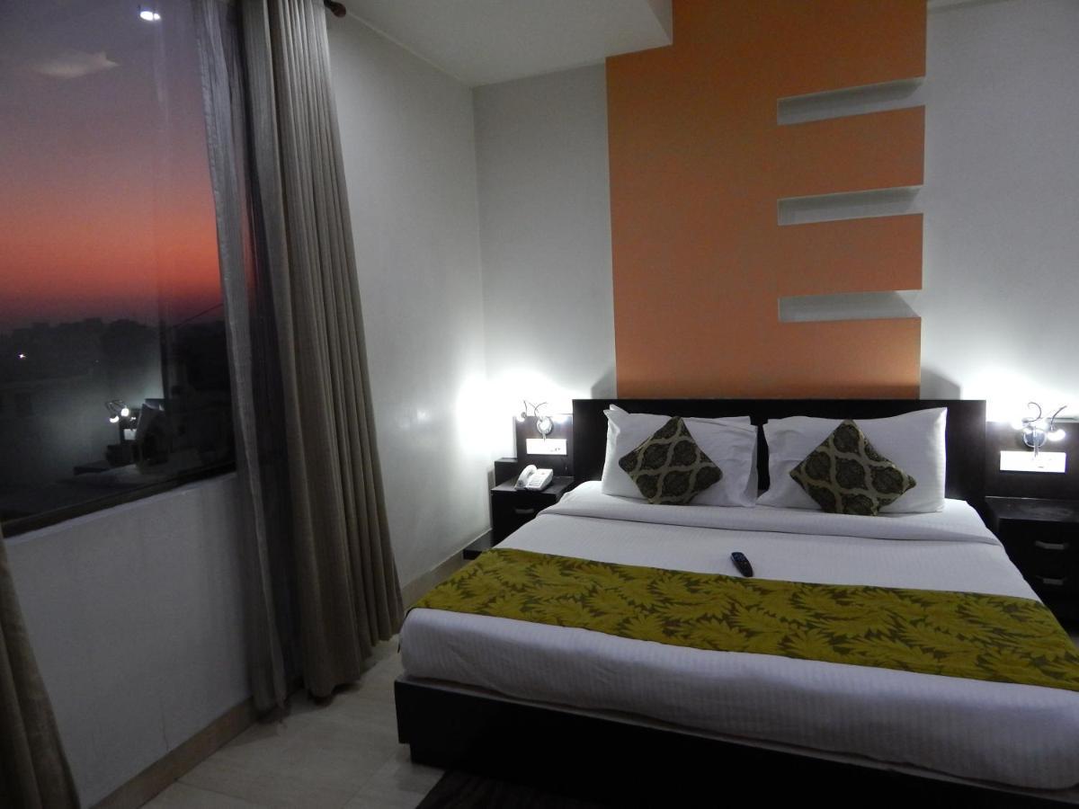 Hotel The Marque Mathura Esterno foto