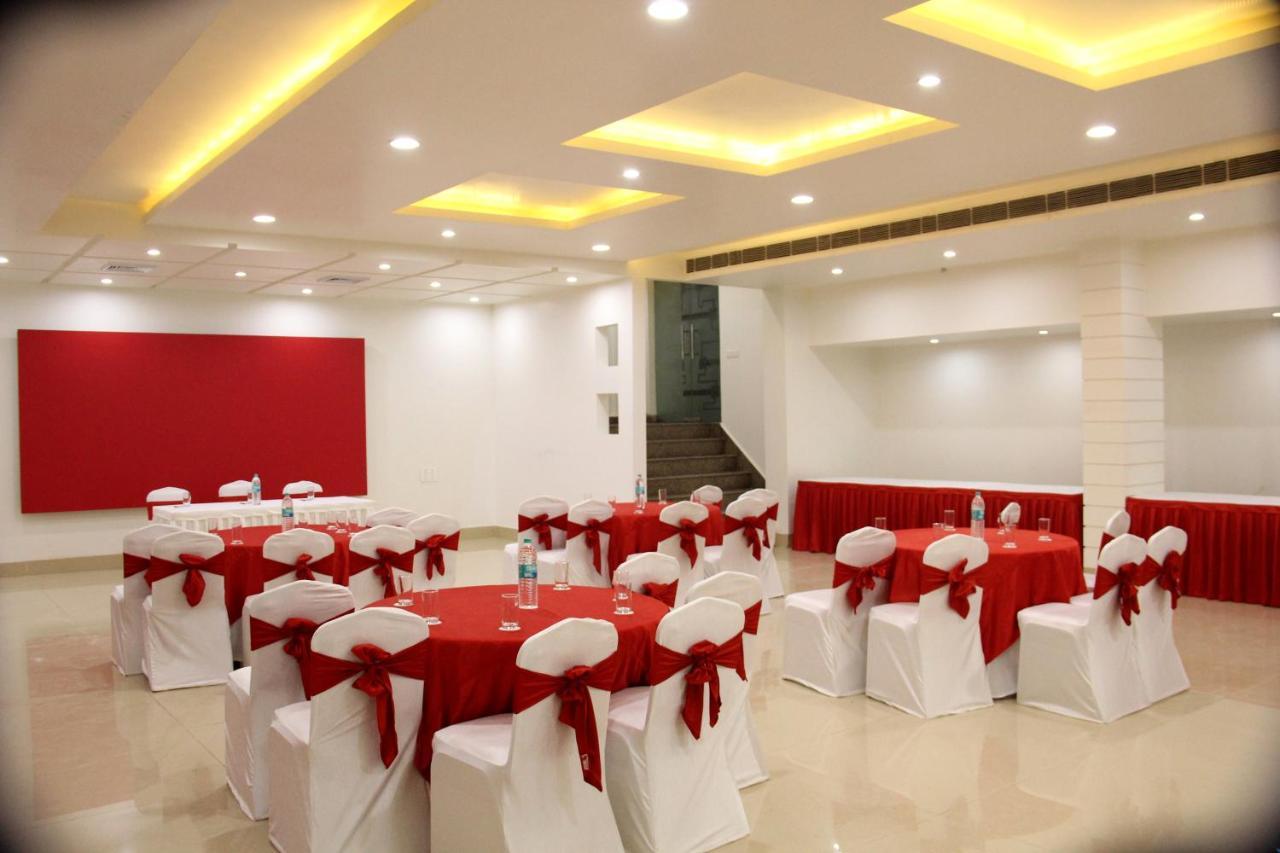 Hotel The Marque Mathura Esterno foto