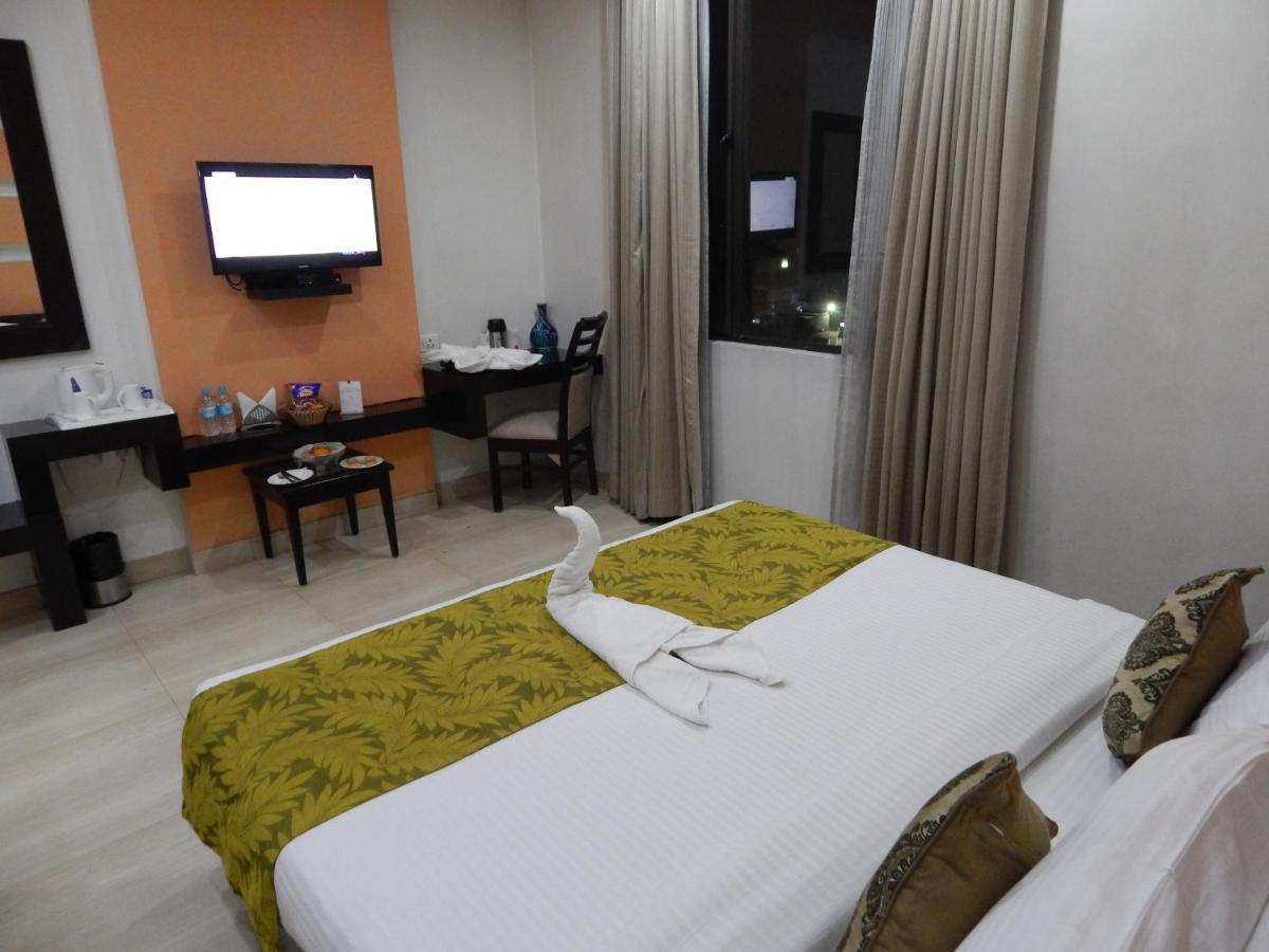 Hotel The Marque Mathura Esterno foto