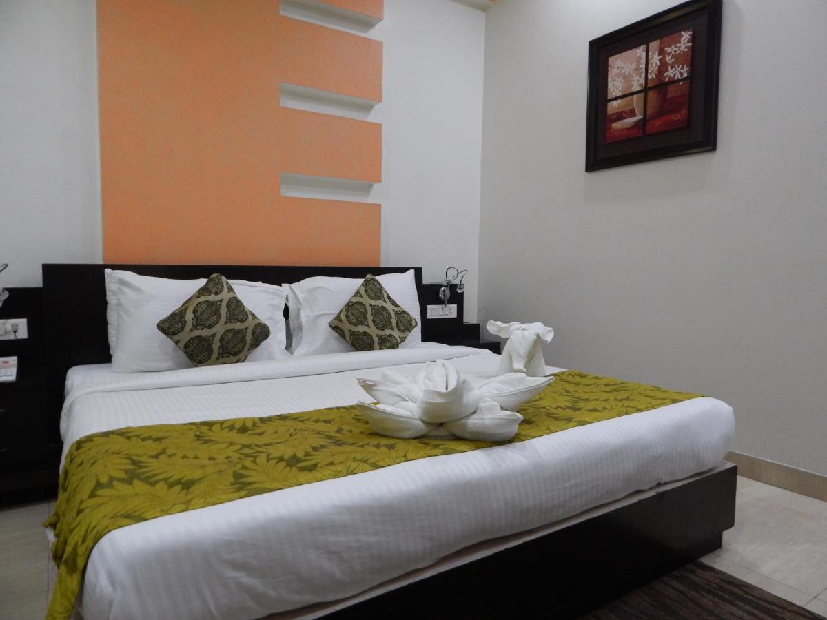 Hotel The Marque Mathura Esterno foto