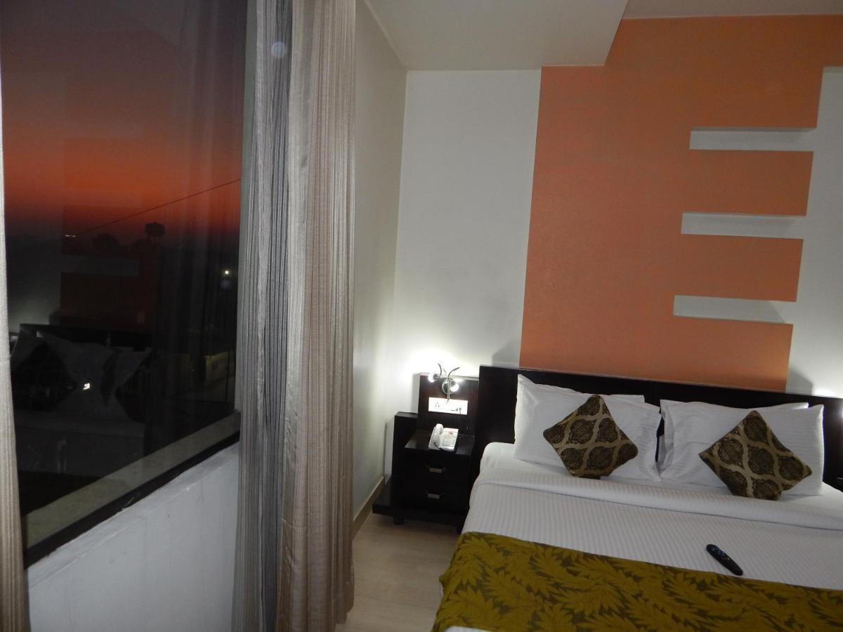 Hotel The Marque Mathura Esterno foto