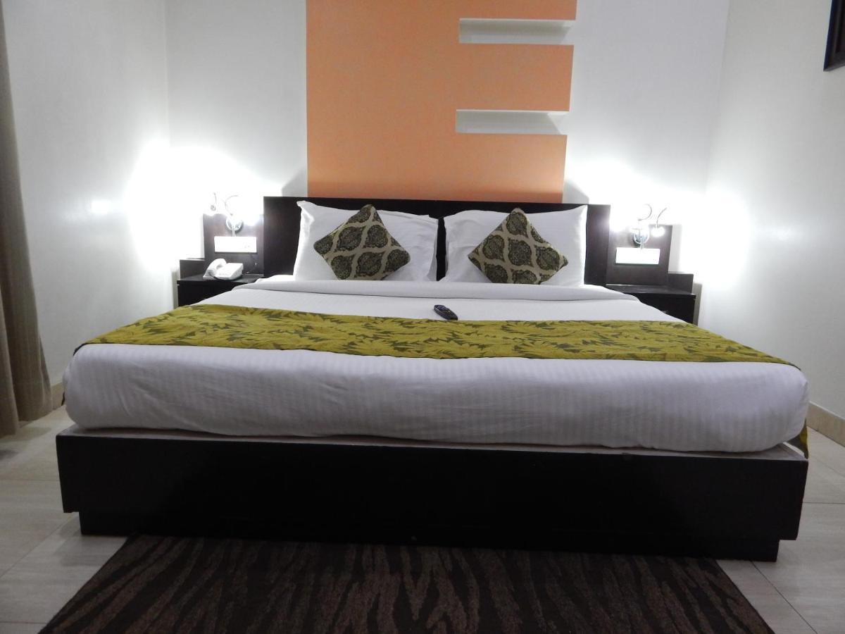 Hotel The Marque Mathura Esterno foto