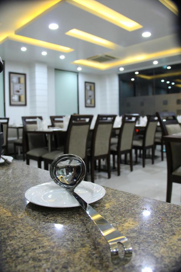 Hotel The Marque Mathura Esterno foto