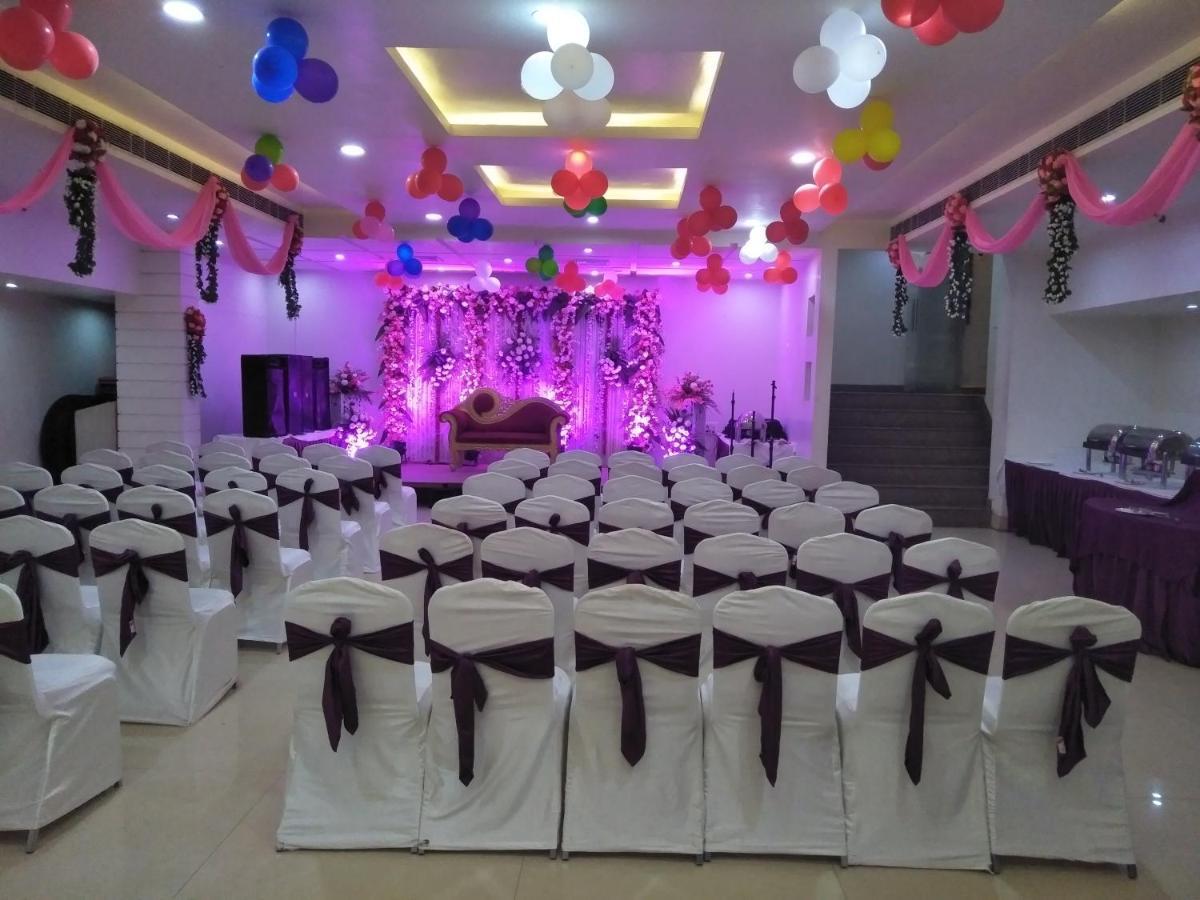 Hotel The Marque Mathura Esterno foto
