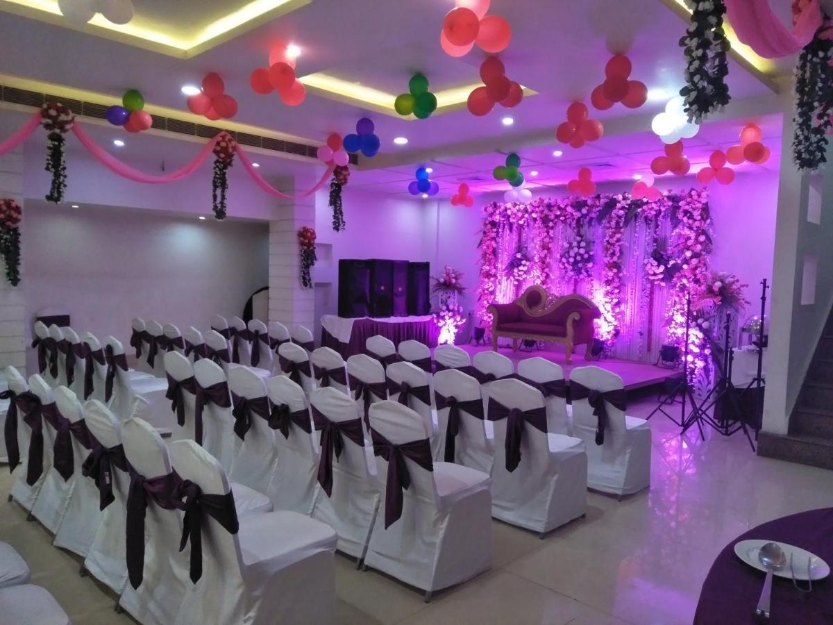 Hotel The Marque Mathura Esterno foto