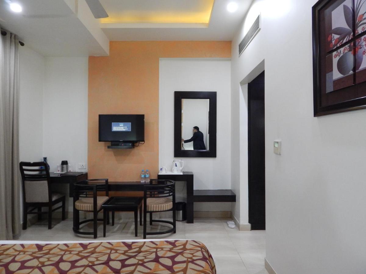 Hotel The Marque Mathura Esterno foto