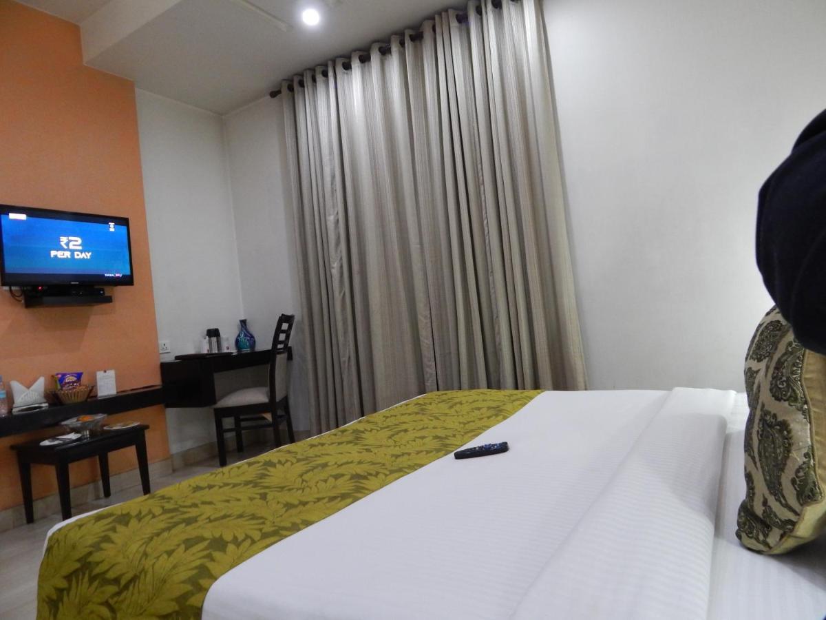 Hotel The Marque Mathura Esterno foto