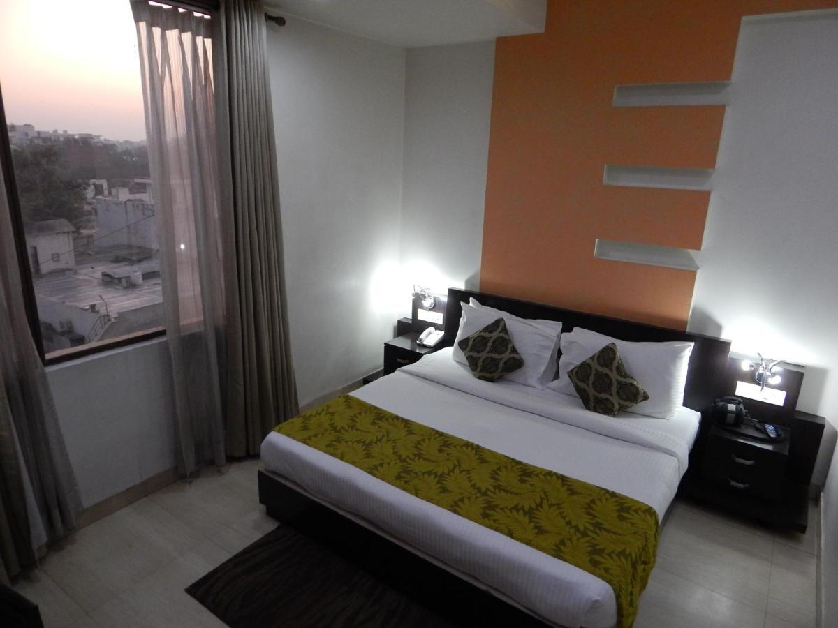 Hotel The Marque Mathura Esterno foto